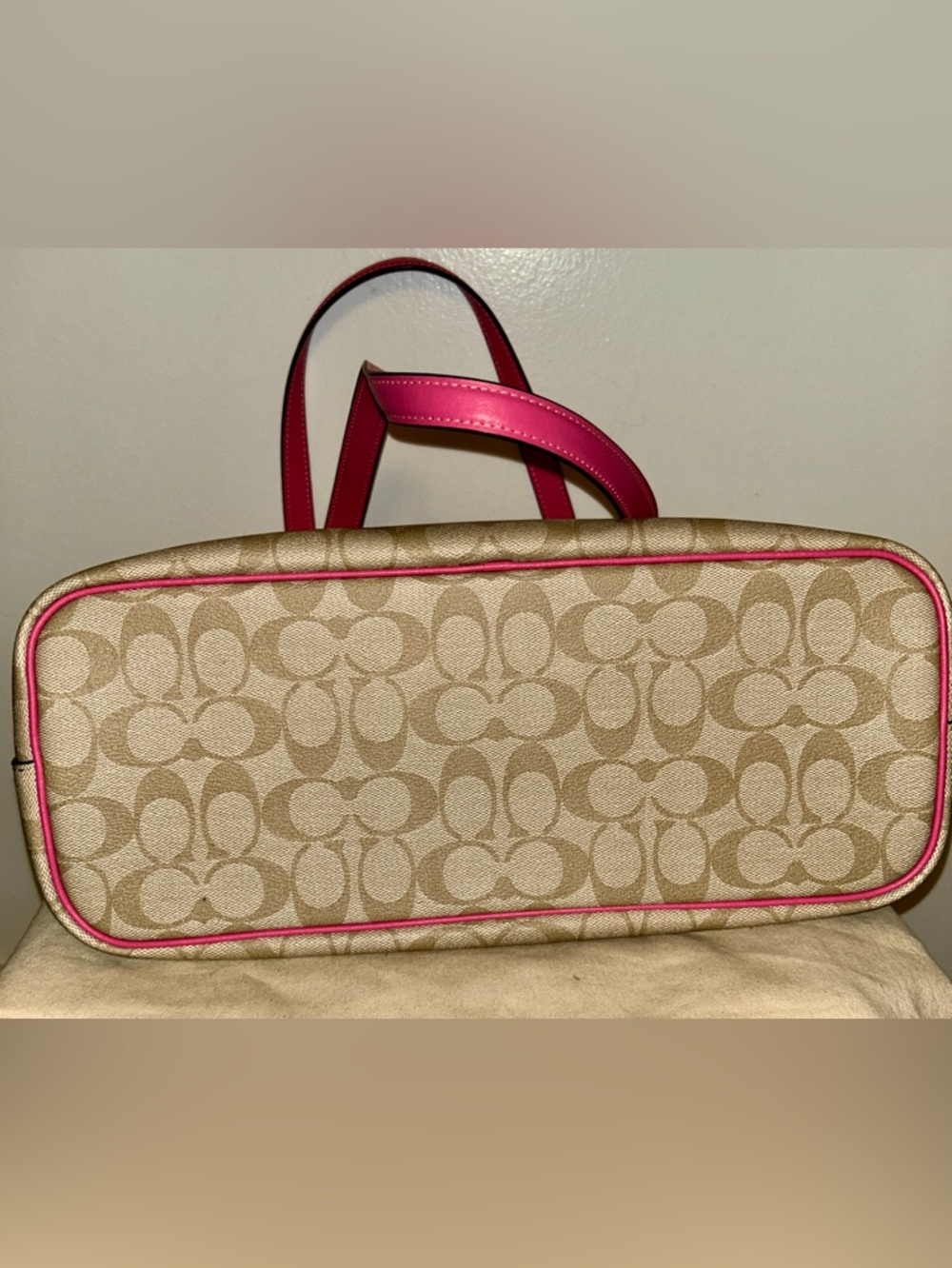 Coach Gallery Tote In Signature Canvas. NWOT - Picture 6 of 9